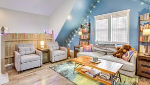 A cozy living room with a sofa, two armchairs, a coffee table, and a bookshelf filled with books. - Close to Trails & Town! Artsy Apt in Frankfort (Frankfort)
