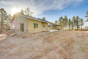 Interior - 5 Mi to Town: Mtn-view Gem w/ Deck in Hot Springs (Hot Springs)