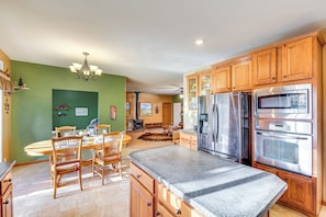 Interior - 5 Mi to Town: Mtn-view Gem w/ Deck in Hot Springs (Hot Springs)
