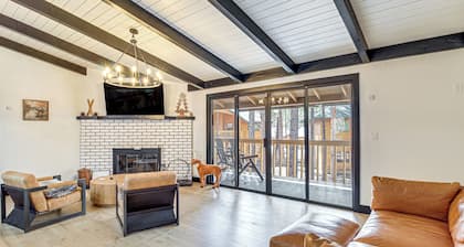 1/2 Mi to Golf Course: Chic Pinetop Townhome