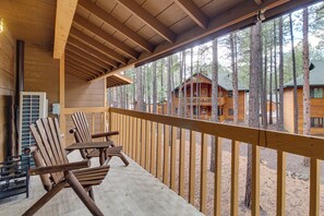 Interior - Sledding Thrills & Fireside Warmth: Pinetop Home (Pinetop)