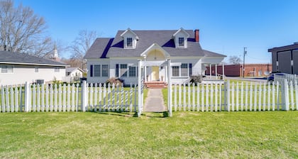 10 Mi to Caddo Lake: Charming Cottage in Vivian!