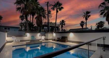 Immaculate Townhouse w Pool Balcony South Padre