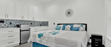 Un dormitorio moderno con cama, mesitas de noche y mesilla.