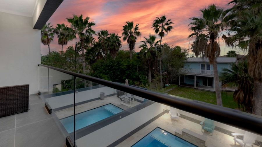 Immaculate Townhouse w Pool Balcony South Padre