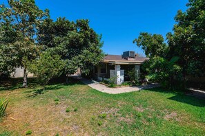 House | 3 bedrooms, Internet - Spacious Retreat w Large Kitchen Outdoor Patio (Pasadena)