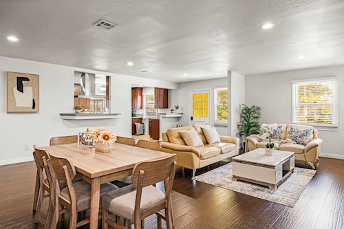 Spacious Retreat w Large Kitchen Outdoor Patio