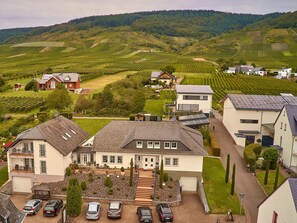 A residential area with houses, a driveway, and a parking area. - Gut Hermes (Kröv)