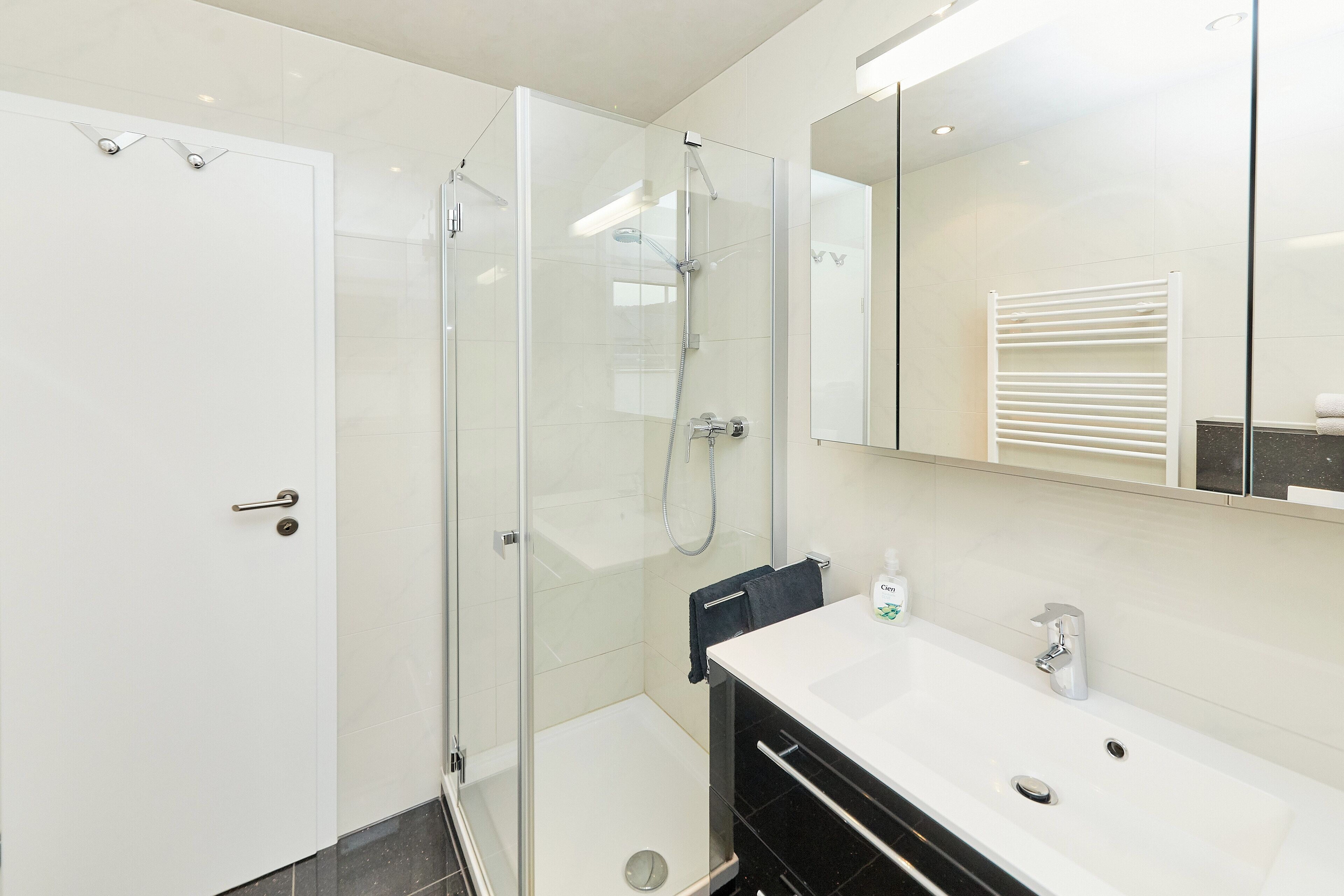 Kondominium, pemandangan kebun | Kamar mandi | Shower, pengering rambut, handuk, dan sabun