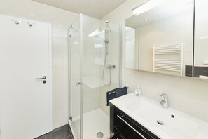 Condo, Garden View | Bathroom | Shower, hair dryer, towels, soap - Gut Hermes (Kröv)