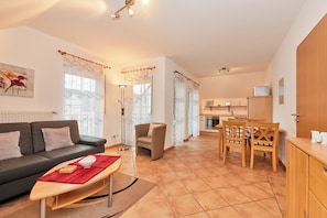 Apartment | Wohnbereich | 100-cm-Smart-TV mit Satellitenempfang
