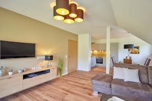Apartamento, vistas al jardín | Zona de estar | Smart TV de 100 cm con canales por satélite