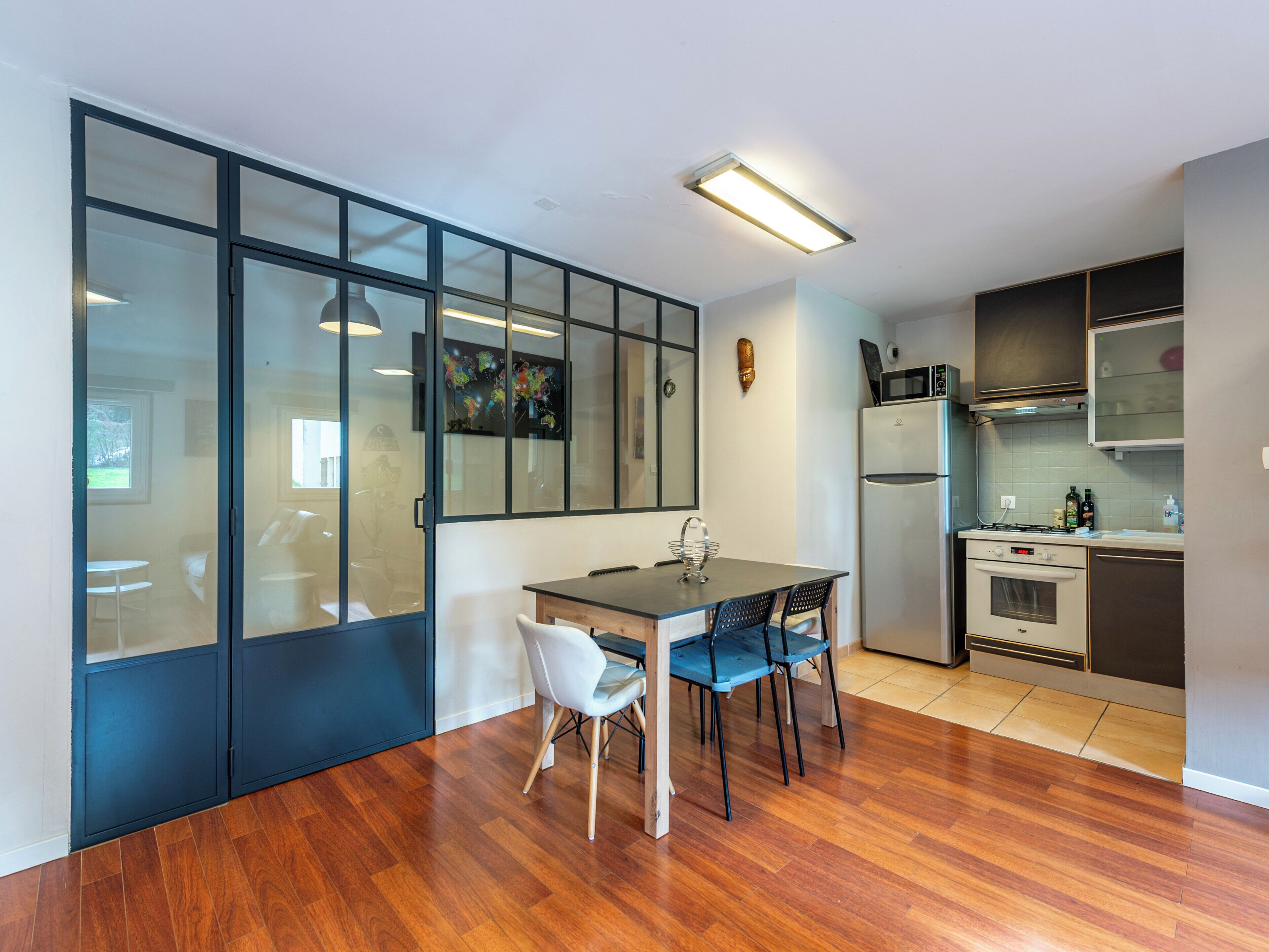 Coffee/tea maker, fridge, oven, stovetop