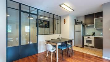 Coffee/tea maker, fridge, oven, stovetop