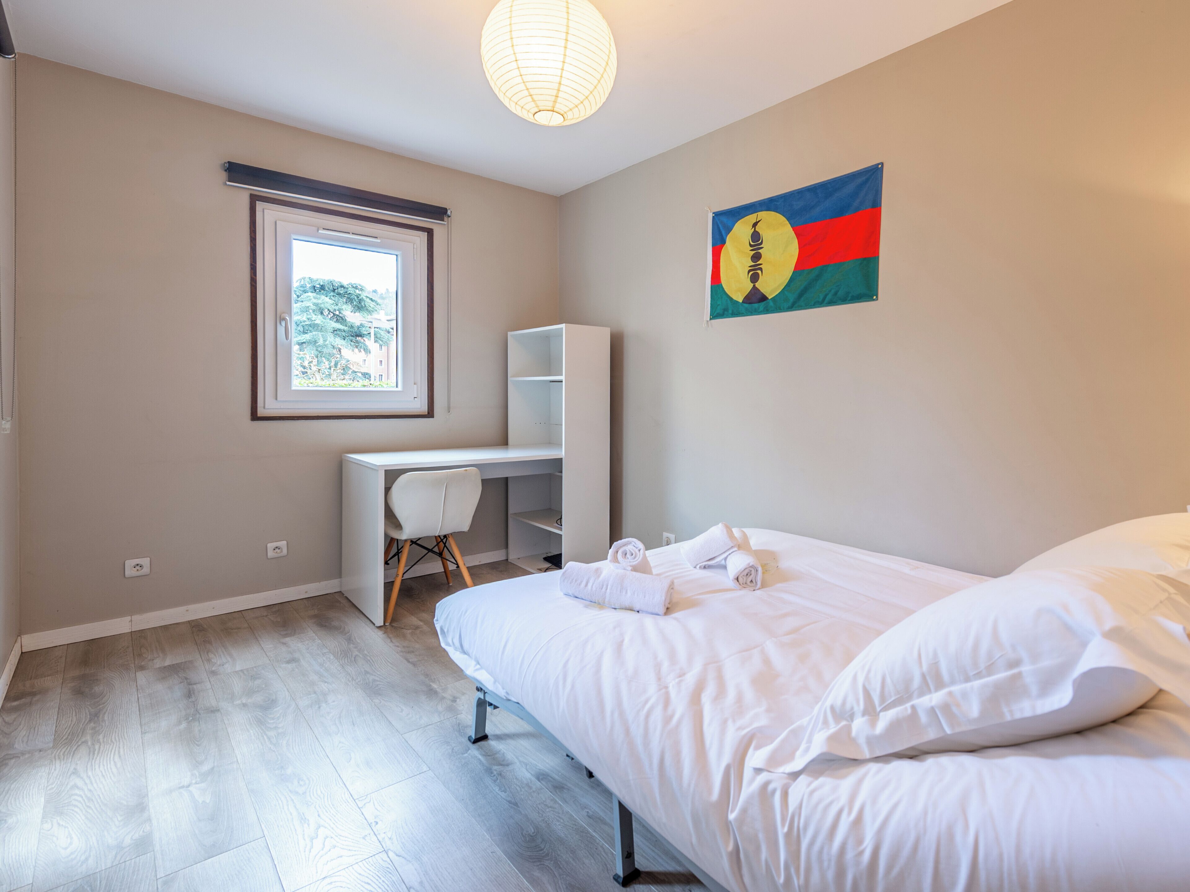 Een strijkplank/strijkijzer, wifi, beddengoed