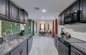 Refrigerador, microondas, horno, placa de cocina