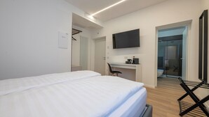 1 室のベッドルーム、セーフティボックス (室内)、デスク、旅行用ベビーベッド