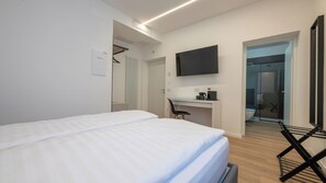 1 dormitorio, caja fuerte, escritorio y cuna de viaje