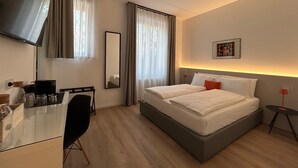 1 室のベッドルーム、セーフティボックス (室内)、デスク、旅行用ベビーベッド