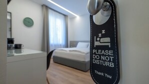 1 室のベッドルーム、セーフティボックス (室内)、デスク、旅行用ベビーベッド