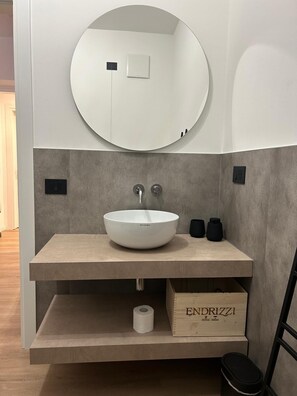 Secador de pelo, bidet, toallas