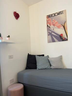 1 slaapkamer, een kluis op de kamer, een bureau, reisbedje