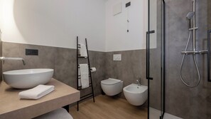 Haartrockner, Bidet, HandtĂŒcher, Seife