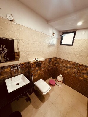 Ducha, artículos de tocador gratuitos, toallas, jabón