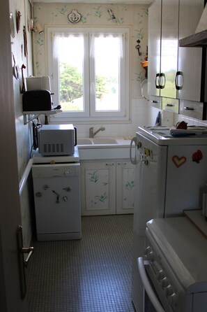Een koelkast, een microgolfoven, een oven, een vaatwasser