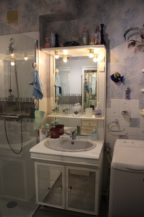 Hair dryer, towels