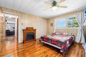 3 bedrooms, WiFi, bed sheets - Top of the Lake. Unbelievable View of Lake and Surrounding Mountains. Private. (Butler)