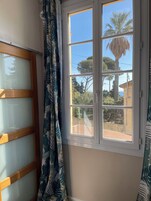 Chambre Double Supérieure, 1 grand lit | Minibar, draps fournis
