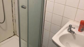 Room, 1 Bedroom | Bathroom