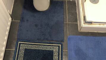 Room, 1 Bedroom | Bathroom