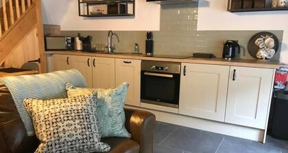 Charming Listed 1-bedroom cottage in lovely Milton Abbas with Parking