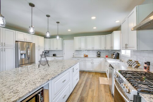 Charming 5-bedroom Cadillac Retreat W/ Private Hot Tub Shared Basketball Court