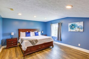 5 bedrooms, iron/ironing board, WiFi, bed sheets