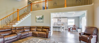 Charming 5-bedroom Cadillac Retreat W/ Private Hot Tub Shared Basketball Court