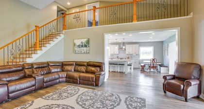 Charming 5-bedroom Cadillac Retreat W/ Private Hot Tub Shared Basketball Court