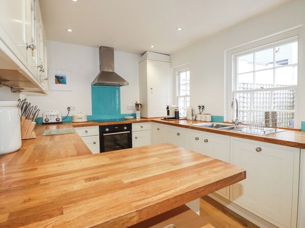 Lave-vaisselle, batterie de cuisine, vaisselle et ustensiles