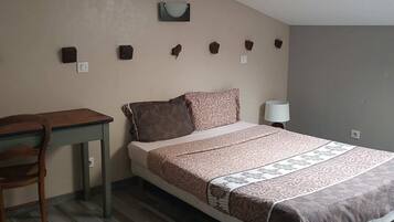 2 Schlafzimmer, Schreibtisch, Bügeleisen/Bügelbrett