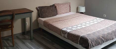 2 slaapkamers, een bureau, een strijkplank/strijkijzer