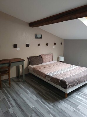 2 chambres, bureau, fer et planche à repasser