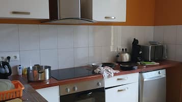 Microondas, horno, placa de cocina