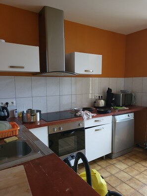 Micro-ondes, four, plaque de cuisson