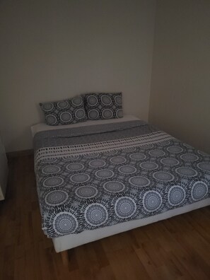 2 Schlafzimmer, Schreibtisch, Bügeleisen/Bügelbrett