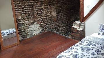 2 Schlafzimmer, Schreibtisch, Bügeleisen/Bügelbrett