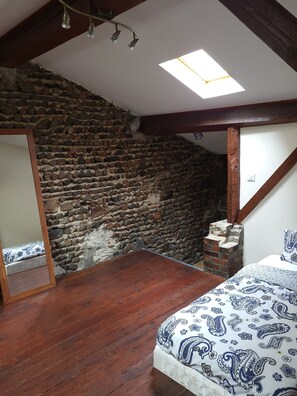 2 chambres, bureau, fer et planche à repasser