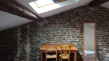 2 chambres, bureau, fer et planche Ă  repasser