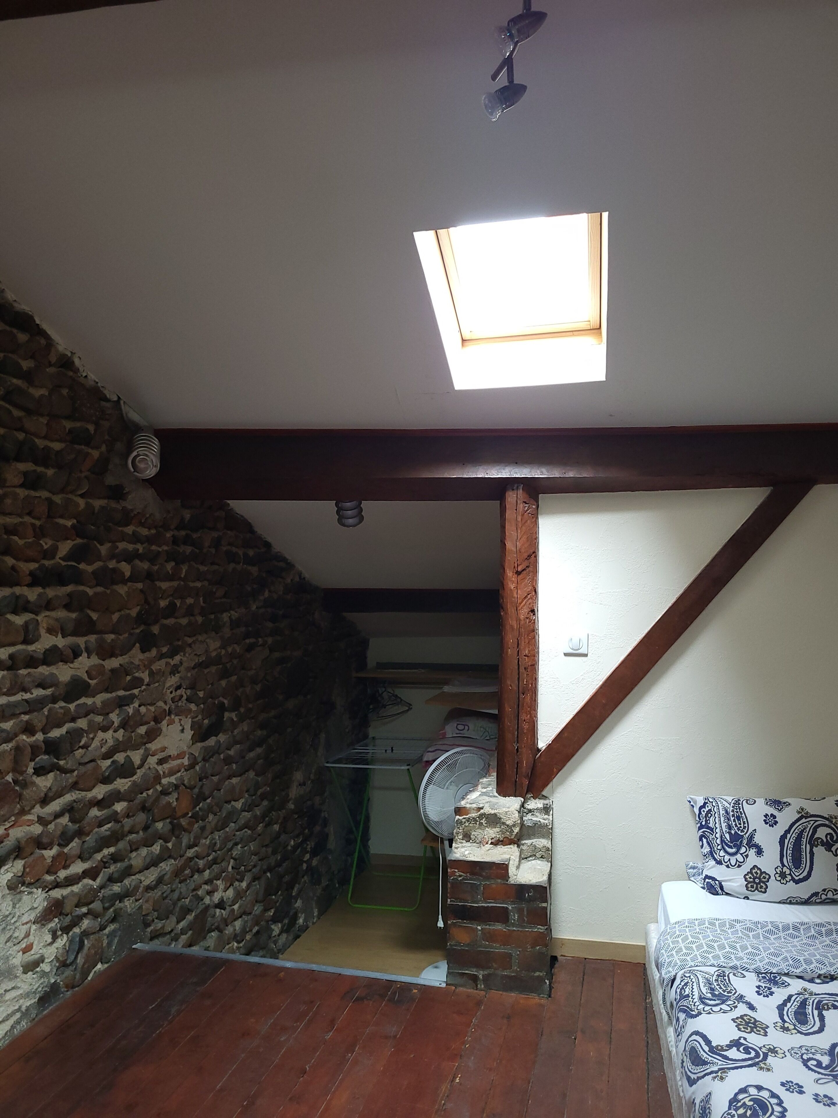 2 slaapkamers, een bureau, een strijkplank/strijkijzer